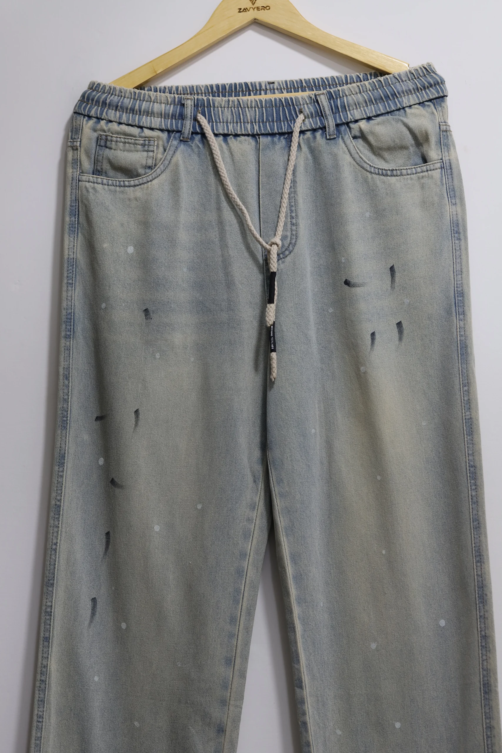 Men's vintage light blue baggy denim jeans in loose relaxed fit